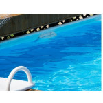 das Bild zeigt ein Schwimmbad mit Clickpools Folie in der Farbe azur