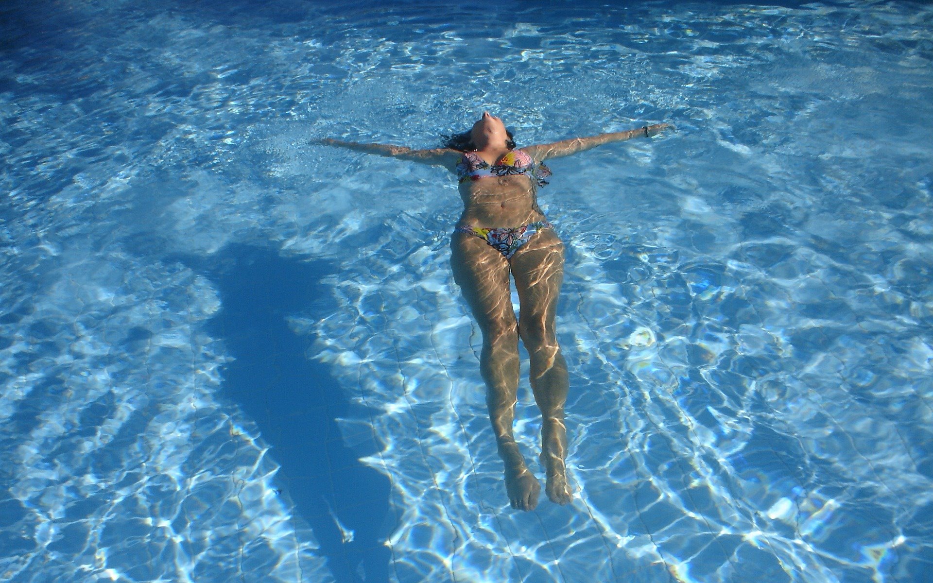 Schwimmende Frau in Privatem Pool, gebaut vom Schwimmbadfachhandel